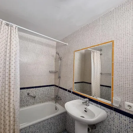 Appartamento 2 Bedroomed, Penthouse With Sea And Mountain Views